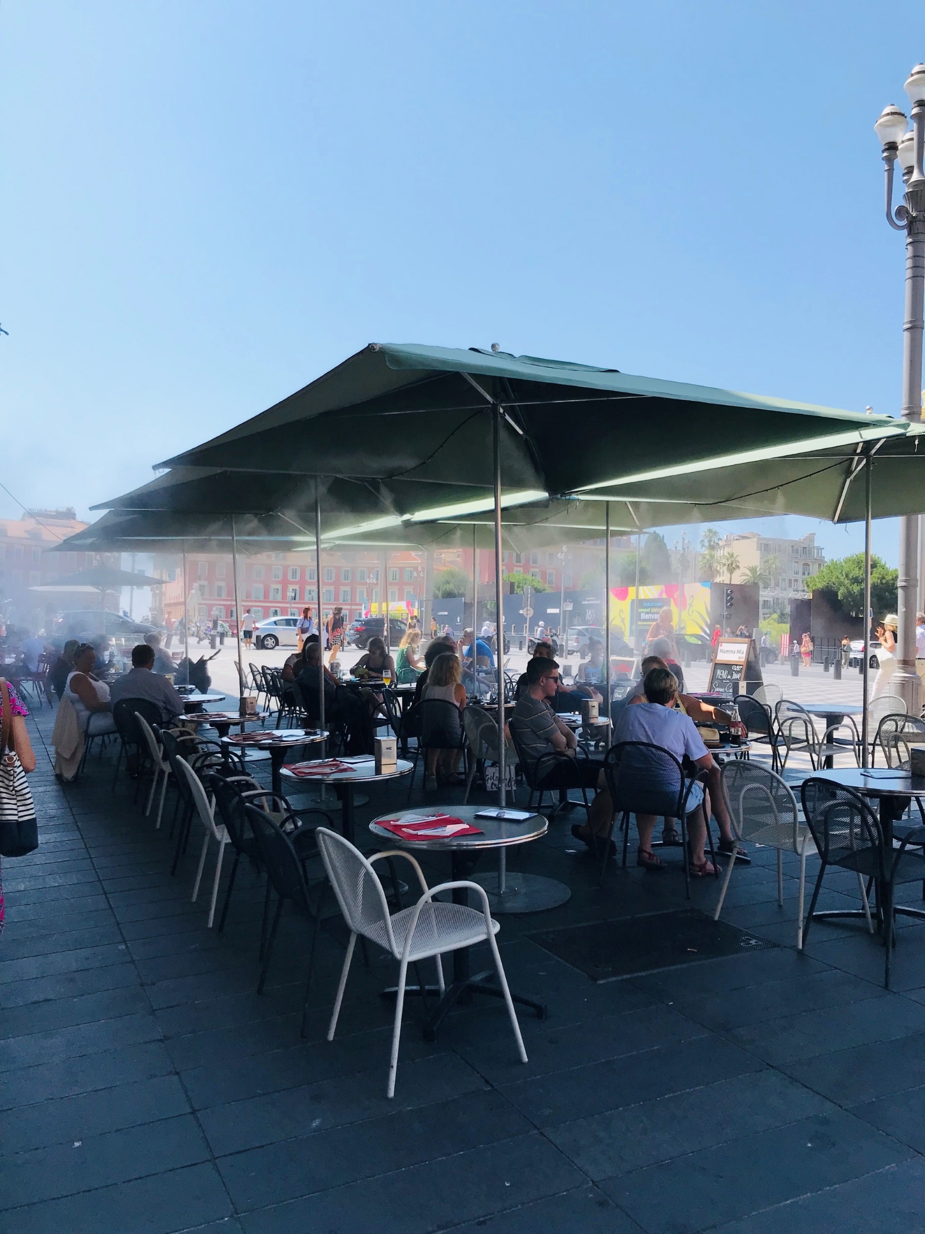brumisateurs terrasse dans un restaurant de Nice